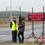 Akcja policyjna "Twoje auto - bezpieczna jazda". Funkcjonariusze sprawdzają stan techniczny pojazdów / Marzena Mąkosa / Radio Kielce