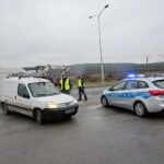 Akcja policyjna "Twoje auto - bezpieczna jazda". Funkcjonariusze sprawdzają stan techniczny pojazdów / Marzena Mąkosa / Radio Kielce