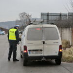 Akcja policyjna "Twoje auto - bezpieczna jazda". Funkcjonariusze sprawdzają stan techniczny pojazdów / Marzena Mąkosa / Radio Kielce