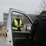 Akcja policyjna "Twoje auto - bezpieczna jazda". Funkcjonariusze sprawdzają stan techniczny pojazdów / Marzena Mąkosa / Radio Kielce