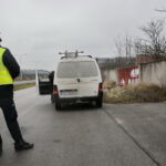 Akcja policyjna "Twoje auto - bezpieczna jazda". Funkcjonariusze sprawdzają stan techniczny pojazdów / Marzena Mąkosa / Radio Kielce