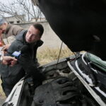 Akcja policyjna "Twoje auto - bezpieczna jazda". Funkcjonariusze sprawdzają stan techniczny pojazdów / Marzena Mąkosa / Radio Kielce