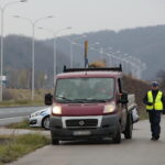 Akcja policyjna "Twoje auto - bezpieczna jazda". Funkcjonariusze sprawdzają stan techniczny pojazdów / Marzena Mąkosa / Radio Kielce