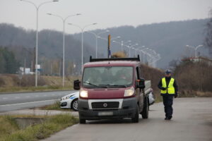 Akcja policyjna "Twoje auto - bezpieczna jazda". Funkcjonariusze sprawdzają stan techniczny pojazdów / Marzena Mąkosa / Radio Kielce