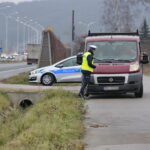 Akcja policyjna "Twoje auto - bezpieczna jazda". Funkcjonariusze sprawdzają stan techniczny pojazdów / Marzena Mąkosa / Radio Kielce