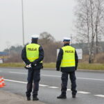 Akcja policyjna "Twoje auto - bezpieczna jazda". Funkcjonariusze sprawdzają stan techniczny pojazdów / Marzena Mąkosa / Radio Kielce