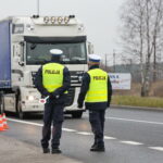 Akcja policyjna "Twoje auto - bezpieczna jazda". Funkcjonariusze sprawdzają stan techniczny pojazdów / Marzena Mąkosa / Radio Kielce