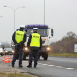 Akcja policyjna "Twoje auto - bezpieczna jazda". Funkcjonariusze sprawdzają stan techniczny pojazdów / Marzena Mąkosa / Radio Kielce