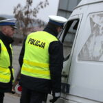 Akcja policyjna "Twoje auto - bezpieczna jazda". Funkcjonariusze sprawdzają stan techniczny pojazdów / Marzena Mąkosa / Radio Kielce