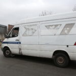 Akcja policyjna "Twoje auto - bezpieczna jazda". Funkcjonariusze sprawdzają stan techniczny pojazdów / Marzena Mąkosa / Radio Kielce