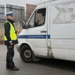 Akcja policyjna "Twoje auto - bezpieczna jazda". Funkcjonariusze sprawdzają stan techniczny pojazdów / Marzena Mąkosa / Radio Kielce