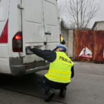 Akcja policyjna "Twoje auto - bezpieczna jazda". Funkcjonariusze sprawdzają stan techniczny pojazdów / Marzena Mąkosa / Radio Kielce