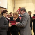 Wręczenie odznaczeń honorowym krwiodawcom w Filharmonii Świętokrzyskiej. Medal odbiera Agata Wojtyszek - wojewoda świętokrzyski / Marzena Mąkosa / Radio Kielce