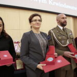 Wręczenie odznaczeń honorowym krwiodawcom w Filharmonii Świętokrzyskiej. Na zdjęciu: Agata Wojtyszek - wojewoda świętokrzyski i płk Paweł Chabielski - dowódca CPdMZ / Marzena Mąkosa / Radio Kielce