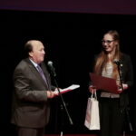 Ogólnopolski Niezależny Festiwal Form Dokumentalnych. XXIV NURT 2018 w Kieleckim Centrum Kultury. Gala finałowa. Nagroda Specjalna Studentów Uniwersytetu Jana Kochanowskiego w Kielcach ufundowana przez Samorząd Studencki. Po lewej: Krzysztof Miklaszewski - dyrektor artystyczny NURT 2018  / Marzena Mąkosa / Radio Kielce