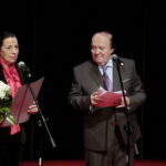 Ogólnopolski Niezależny Festiwal Form Dokumentalnych. XXIV NURT 2018 w Kieleckim Centrum Kultury. Gala finałowa. Nagroda Fundacji im. Edwarda Kusztala w wysokości 1000zł. Na zdjęciu: Magdalena Kusztal - dyrektor Kieleckiego Centrum Kultury i Krzysztof Miklaszewski - dyrektor artystyczny NURT 2018 / Marzena Mąkosa / Radio Kielce