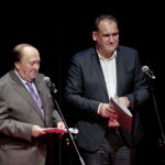 Ogólnopolski Niezależny Festiwal Form Dokumentalnych. XXIV NURT 2018 w Kieleckim Centrum Kultury. Gala finałowa. Doroczna Nagroda Specjalna Radia Kielce S.A. "Za to, czego nie widać, czyli artyzm dźwięku w formie dokumentalnej". Na zdjęciu (od lewej):  Krzysztof Miklaszewski - dyrektor artystyczny NURT 2018 i Janusz Knap - prezes Radia Kielce / Marzena Mąkosa / Radio Kielce