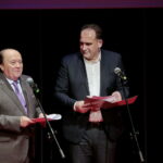 Ogólnopolski Niezależny Festiwal Form Dokumentalnych. XXIV NURT 2018 w Kieleckim Centrum Kultury. Gala finałowa. Doroczna Nagroda Specjalna Radia Kielce S.A. "Za to, czego nie widać, czyli artyzm dźwięku w formie dokumentalnej". Na zdjęciu (od lewej):  Krzysztof Miklaszewski - dyrektor artystyczny NURT 2018 i Janusz Knap - prezes Radia Kielce / Marzena Mąkosa / Radio Kielce