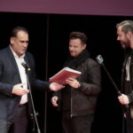 Ogólnopolski Niezależny Festiwal Form Dokumentalnych. XXIV NURT 2018 w Kieleckim Centrum Kultury. Gala finałowa. Doroczna Nagroda Specjalna Radia Kielce S.A. "Za to, czego nie widać, czyli artyzm dźwięku w formie dokumentalnej". Janusz Knap - prezes Radia Kielce wręcza nagrody dla filmu „Powracająca fala” za dźwięk Marcina Borsa / Marzena Mąkosa / Radio Kielce