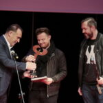 Ogólnopolski Niezależny Festiwal Form Dokumentalnych. XXIV NURT 2018 w Kieleckim Centrum Kultury. Gala finałowa. Doroczna Nagroda Specjalna Radia Kielce S.A. "Za to, czego nie widać, czyli artyzm dźwięku w formie dokumentalnej". Janusz Knap - prezes Radia Kielce wręcza nagrody dla filmu „Powracająca fala” za dźwięk Marcina Borsa / Marzena Mąkosa / Radio Kielce