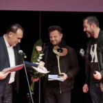 Ogólnopolski Niezależny Festiwal Form Dokumentalnych. XXIV NURT 2018 w Kieleckim Centrum Kultury. Gala finałowa. Doroczna Nagroda Specjalna Radia Kielce S.A. "Za to, czego nie widać, czyli artyzm dźwięku w formie dokumentalnej". Janusz Knap - prezes Radia Kielce wręcza nagrody dla filmu „Powracająca fala” za dźwięk Marcina Borsa / Marzena Mąkosa / Radio Kielce