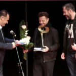 Ogólnopolski Niezależny Festiwal Form Dokumentalnych. XXIV NURT 2018 w Kieleckim Centrum Kultury. Gala finałowa. Doroczna Nagroda Specjalna Radia Kielce S.A. "Za to, czego nie widać, czyli artyzm dźwięku w formie dokumentalnej". Janusz Knap - prezes Radia Kielce wręcza nagrody dla filmu „Powracająca fala” za dźwięk Marcina Borsa / Marzena Mąkosa / Radio Kielce