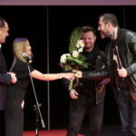 Ogólnopolski Niezależny Festiwal Form Dokumentalnych. XXIV NURT 2018 w Kieleckim Centrum Kultury. Gala finałowa. Doroczna Nagroda Specjalna Radia Kielce S.A. "Za to, czego nie widać, czyli artyzm dźwięku w formie dokumentalnej". Janusz Knap - prezes Radia Kielce wręcza nagrody dla filmu „Powracająca fala” za dźwięk Marcina Borsa / Marzena Mąkosa / Radio Kielce