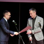 Ogólnopolski Niezależny Festiwal Form Dokumentalnych. XXIV NURT 2018 w Kieleckim Centrum Kultury. Gala finałowa. Nagroda Publiczności. Nagroda Prezydenta Miasta Kielce. Petro Aleksowski - reżyser filmu "Przerwana misja" odbiera nagrodę. Po lewej Marcin Różycki - zastępca prezydenta Kielc  / Marzena Mąkosa / Radio Kielce