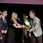 Ogólnopolski Niezależny Festiwal Form Dokumentalnych. XXIV NURT 2018 w Kieleckim Centrum Kultury. Gala finałowa. Nagroda Publiczności. Nagroda Prezydenta Miasta Kielce. Petro Aleksowski - reżyser filmu "Przerwana misja" odbiera nagrodę  / Marzena Mąkosa / Radio Kielce