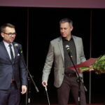 Ogólnopolski Niezależny Festiwal Form Dokumentalnych. XXIV NURT 2018 w Kieleckim Centrum Kultury. Gala finałowa. Nagroda Publiczności. Nagroda Prezydenta Miasta Kielce. Na zdjęciu (od lewej): Marcin Różycki - zastępca prezydenta Kielc i Petro Aleksowski - reżyser filmu "Przerwana misja" / Marzena Mąkosa / Radio Kielce