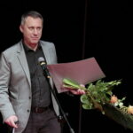 Ogólnopolski Niezależny Festiwal Form Dokumentalnych. XXIV NURT 2018 w Kieleckim Centrum Kultury. Gala finałowa. Nagroda Publiczności. Nagroda Prezydenta Miasta Kielce. Petro Aleksowski - reżyser filmu "Przerwana misja" odbiera nagrodę / Marzena Mąkosa / Radio Kielce