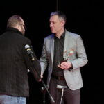 Ogólnopolski Niezależny Festiwal Form Dokumentalnych. XXIV NURT 2018 w Kieleckim Centrum Kultury. Gala finałowa. Nagroda Główna. WYDARZENIE NURT 2018. Nagroda Prezesa Zarządu TVP S.A. Jacka Kurskiego. Petro Aleksowski - reżyser filmu "Przerwana misja" odbiera nagrodę / Marzena Mąkosa / Radio Kielce