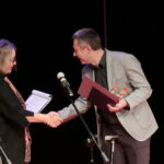 Ogólnopolski Niezależny Festiwal Form Dokumentalnych. XXIV NURT 2018 w Kieleckim Centrum Kultury. Gala finałowa. Nagroda Główna. WYDARZENIE NURT 2018. Nagroda Prezesa Zarządu TVP S.A. Jacka Kurskiego. Petro Aleksowski - reżyser filmu "Przerwana misja" odbiera nagrodę. Po lewej: Maria Malatyńska – przewodnicząca Komisji Artystycznej / Marzena Mąkosa / Radio Kielce