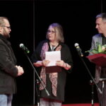 Ogólnopolski Niezależny Festiwal Form Dokumentalnych. XXIV NURT 2018 w Kieleckim Centrum Kultury. Gala finałowa. Nagroda Główna. WYDARZENIE NURT 2018. Nagroda Prezesa Zarządu TVP S.A. Jacka Kurskiego.  Od lewej: Piotr Kletowski - członek Komisji Artystycznej, Maria Malatyńska – przewodnicząca Komisji Artystycznej i  Petro Aleksowski - reżyser filmu "Przerwana misja" / Marzena Mąkosa / Radio Kielce