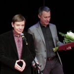 Ogólnopolski Niezależny Festiwal Form Dokumentalnych. XXIV NURT 2018 w Kieleckim Centrum Kultury. Gala finałowa. Przemawia: Janusz R. Kowalczyk - członek Komisji Artystycznej. Po prawej Petro Aleksowski - reżyser filmu "Przerwana misja" / Marzena Mąkosa / Radio Kielce