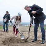 Sadzenie dębu przez Bogdana Wentę, prezydenta Kielc w Ogrodzie Botanicznym. Na zdjęciu: Katarzyna Socha - kierownik ogrodu i Bogdan Wenta - prezydent Kielc  / Marzena Mąkosa / Radio Kielce