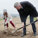 Sadzenie dębu przez Bogdana Wentę, prezydenta Kielc w Ogrodzie Botanicznym. Na zdjęciu: Katarzyna Socha - kierownik ogrodu i Bogdan Wenta - prezydent Kielc  / Marzena Mąkosa / Radio Kielce