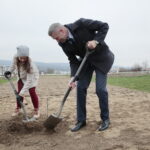 Sadzenie dębu przez Bogdana Wentę, prezydenta Kielc w Ogrodzie Botanicznym. Na zdjęciu: Katarzyna Socha - kierownik ogrodu i Bogdan Wenta - prezydent Kielc  / Marzena Mąkosa / Radio Kielce