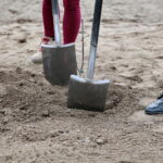 Sadzenie dębu przez Bogdana Wentę, prezydenta Kielc w Ogrodzie Botanicznym / Marzena Mąkosa / Radio Kielce
