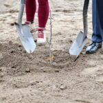 Sadzenie dębu przez Bogdana Wentę, prezydenta Kielc w Ogrodzie Botanicznym / Marzena Mąkosa / Radio Kielce