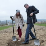 Sadzenie dębu przez Bogdana Wentę, prezydenta Kielc w Ogrodzie Botanicznym. Na zdjęciu: Katarzyna Socha - kierownik ogrodu i Bogdan Wenta - prezydent Kielc  / Marzena Mąkosa / Radio Kielce