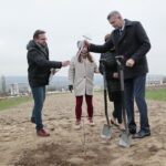 Sadzenie dębu przez Bogdana Wentę, prezydenta Kielc w Ogrodzie Botanicznym / Marzena Mąkosa / Radio Kielce