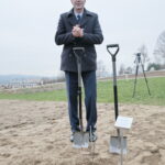 Sadzenie dębu przez Bogdana Wentę, prezydenta Kielc w Ogrodzie Botanicznym. Na zdjęciu: Bogdan Wenta - prezydent Kielc  / Marzena Mąkosa / Radio Kielce