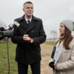 Sadzenie dębu przez Bogdana Wentę, prezydenta Kielc w Ogrodzie Botanicznym. Na zdjęciu Bogdan Wenta - prezydent Kielc i Katarzyna Socha - kierownik ogrodu  / Marzena Mąkosa / Radio Kielce