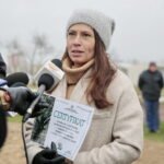 Sadzenie dębu przez Bogdana Wentę, prezydenta Kielc w Ogrodzie Botanicznym. Na zdjęciu: Katarzyna Socha - kierownik ogrodu / Marzena Mąkosa / Radio Kielce