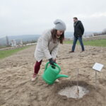 Sadzenie dębu przez Bogdana Wentę, prezydenta Kielc w Ogrodzie Botanicznym. Na zdjęciu: Katarzyna Socha - kierownik ogrodu / Marzena Mąkosa / Radio Kielce