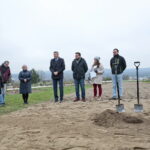 Sadzenie dębu przez Bogdana Wentę, prezydenta Kielc w Ogrodzie Botanicznym / Marzena Mąkosa / Radio Kielce