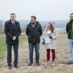 Sadzenie dębu przez Bogdana Wentę, prezydenta Kielc w Ogrodzie Botanicznym / Marzena Mąkosa / Radio Kielce