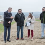 Sadzenie dębu przez Bogdana Wentę, prezydenta Kielc w Ogrodzie Botanicznym / Marzena Mąkosa / Radio Kielce