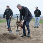 Sadzenie dębu przez Bogdana Wentę, prezydenta Kielc w Ogrodzie Botanicznym. Na zdjęciu: Bogdan Wenta - prezydent Kielc  / Marzena Mąkosa / Radio Kielce